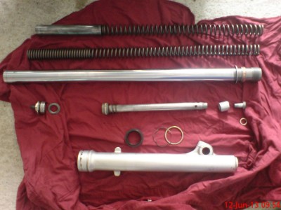 oben orig. Feder mit Hülse, darunter progr. Wibersfeder, Kleinteile