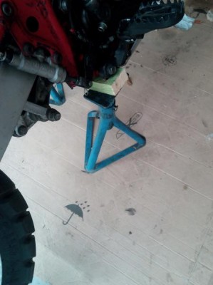 Bock unter die rechte Seite des Mopeds...