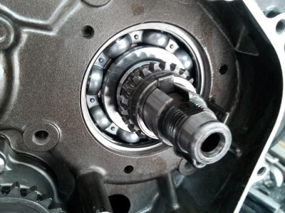 Steuerkettenritzel mit Wellenfeder aufsetzen