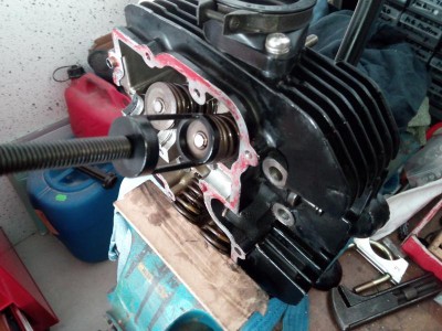 ...ein Ventilfederspanner ist bei derartigen Vorhaben von ungeahntem Vorteil!