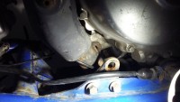 Wenn man den Krümmer schon falsch montiert hat, kommts auf fehlende Motorhalteschrauben auch nicht mehr an...