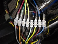 Unten ist der DR Kabelbaum, oben der Nachrüsttacho