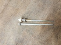 Nadel mit plastik clip ist die originale und die andere die DynoJet. Beide gleich groß.
