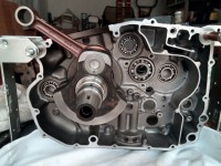 ...egal wie die KW steht, die Ölbohrung aus der Wange weißt immer zum&quot;Drehmittelpunkt&quot;, die Bohrung für's Pleuellager ist um ca. 110° nach hinten versetzt...