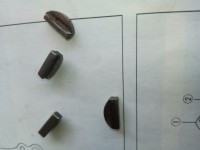 ...alte Wellenkeile (=halb abgeschert mutmaßlich durch den/die Schläge vom Zähnchen des gebrochenen 3. Gangs) und die neuen