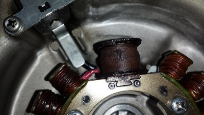 hier ein Bild von der Spule sieht aus als wenn da auch was rein gehauen wäre oder so