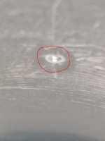 Öffnung im Vergaser-Auslass für die Spitze der CO-Schraube in der Vergrösserung