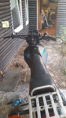 Das neue Cockpit mit Drehzahlmesser funktioniert tadellos und stammt von einer DR 750