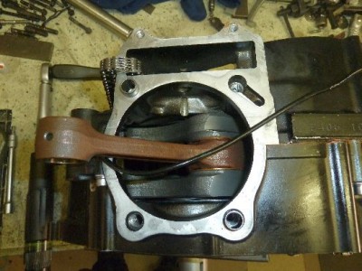 Pleuel im neu montierten Motorblock