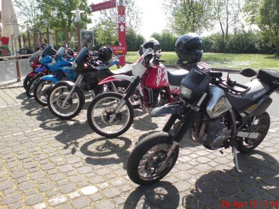 DSC01970k.jpg (229.23 KiB) 5008 mal betrachtet Sammelstelle M....; 46er Sumo, 41er, 42er, 2x 43er und hinten die Falco