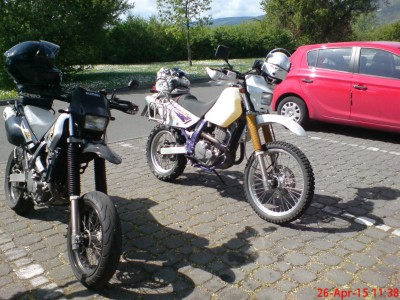 DSC01972k.jpg (213.86 KiB) 5008 mal betrachtet hapekas 46er (mit dem Acerbis Tank) kam nicht später, der war nochmal Tanken... Verdienstorden für die weiteste Anfahrt!!!